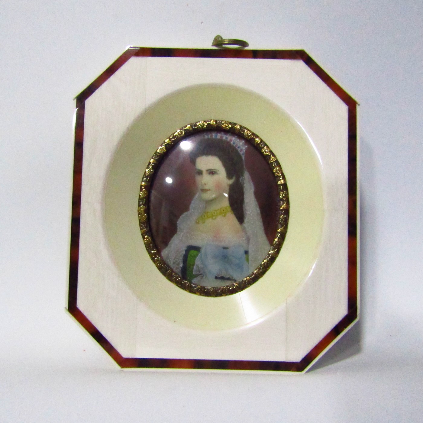 Hermann Winterhalter. Miniatura pintada sobre disco oval y marco de hueso. Siglo XIX. Kaiserina Elisabeth. Hermann Winterhalter. Miniatura pintada sobre disco oval y marco de hueso. Siglo XIX. Kaiserina Elisabeth.
