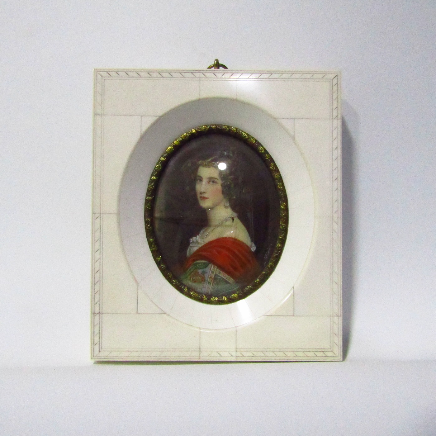 M. STIELER (Siglo XIX). Miniatura sobre disco oval y marco de hueso. Retrato de Amalia von Schintling. M. STIELER (Siglo XIX). Miniatura sobre disco oval y marco de hueso. Retrato de Amalia von Schintling.