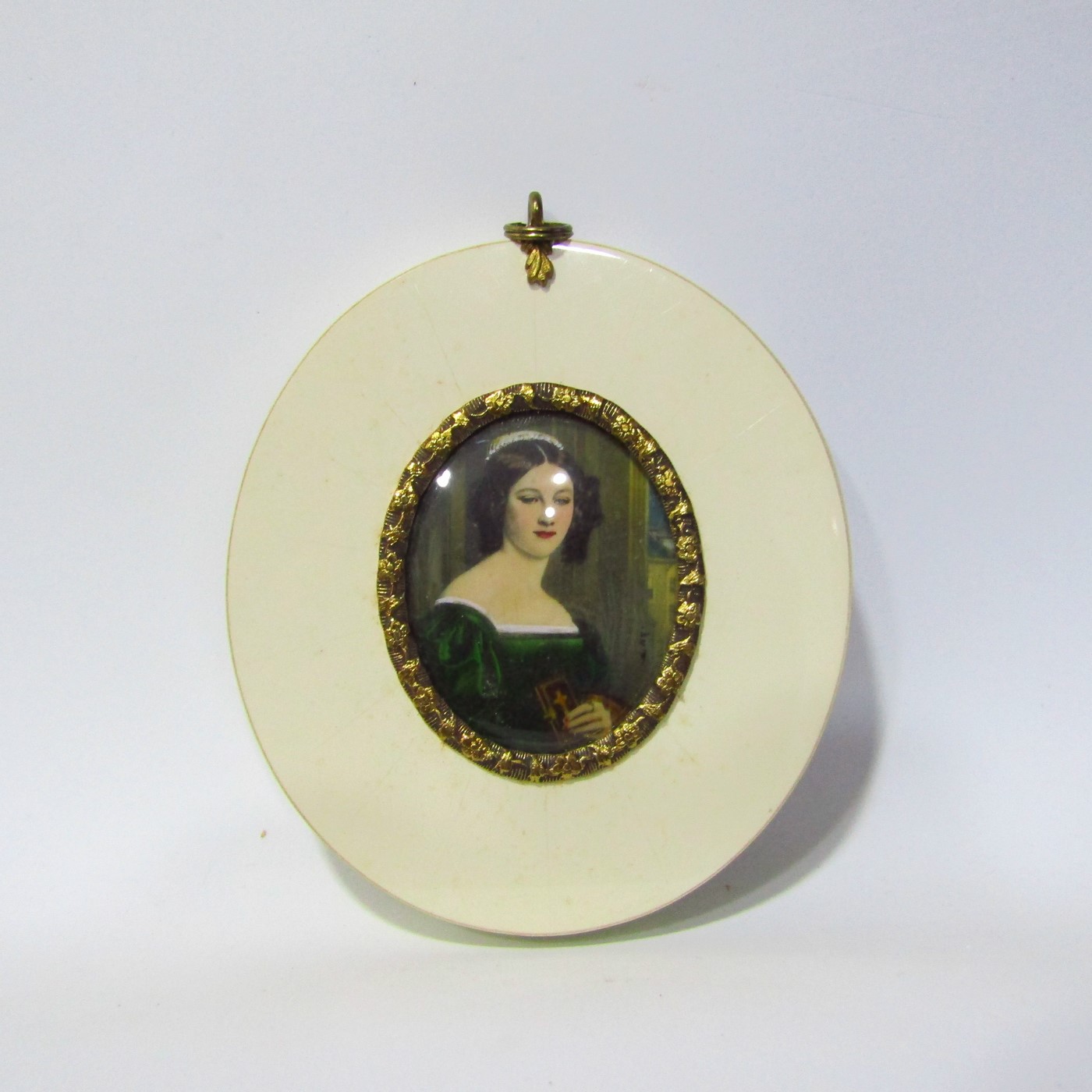 Miniatura pintada a mano sobre disco oval de hueso. Retrato de "Anna Hillmayer". Escuela Europea siglo XIX Miniatura pintada a mano sobre disco oval de hueso. Retrato de "Anna Hillmayer". Escuela Europea siglo XIX
