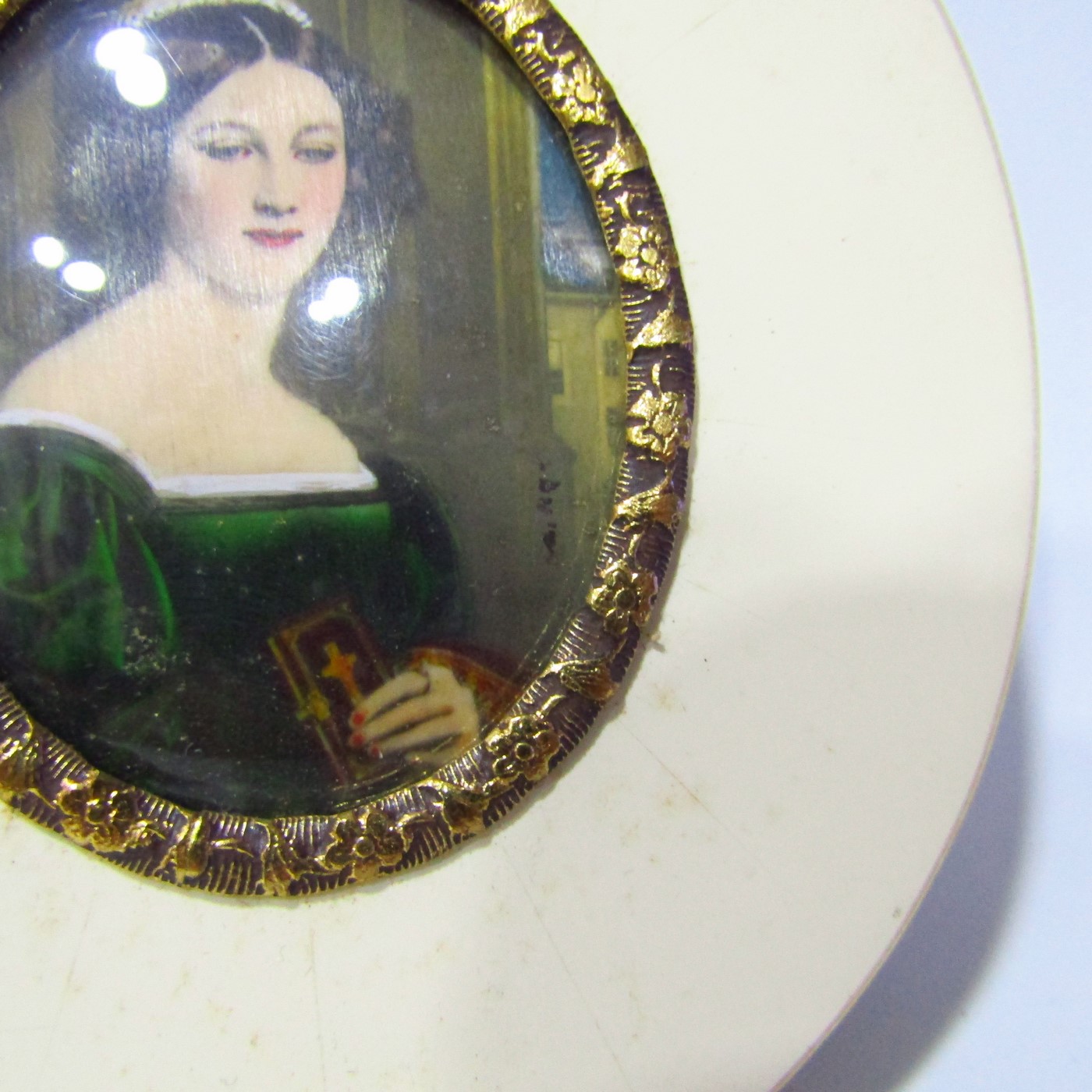 Miniatura pintada a mano sobre disco oval de hueso. Retrato de "Anna Hillmayer". Escuela Europea siglo XIX Miniatura pintada a mano sobre disco oval de hueso. Retrato de "Anna Hillmayer". Escuela Europea siglo XIX