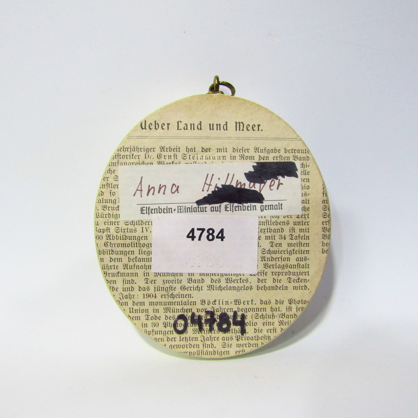 Miniatura pintada a mano sobre disco oval de hueso. Retrato de "Anna Hillmayer". Escuela Europea siglo XIX Miniatura pintada a mano sobre disco oval de hueso. Retrato de "Anna Hillmayer". Escuela Europea siglo XIX