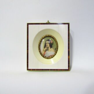 Miniatura pintada a mano sobre disco oval de hueso. Retrato de joven vienesa. Escuela Europea, siglo XIX.