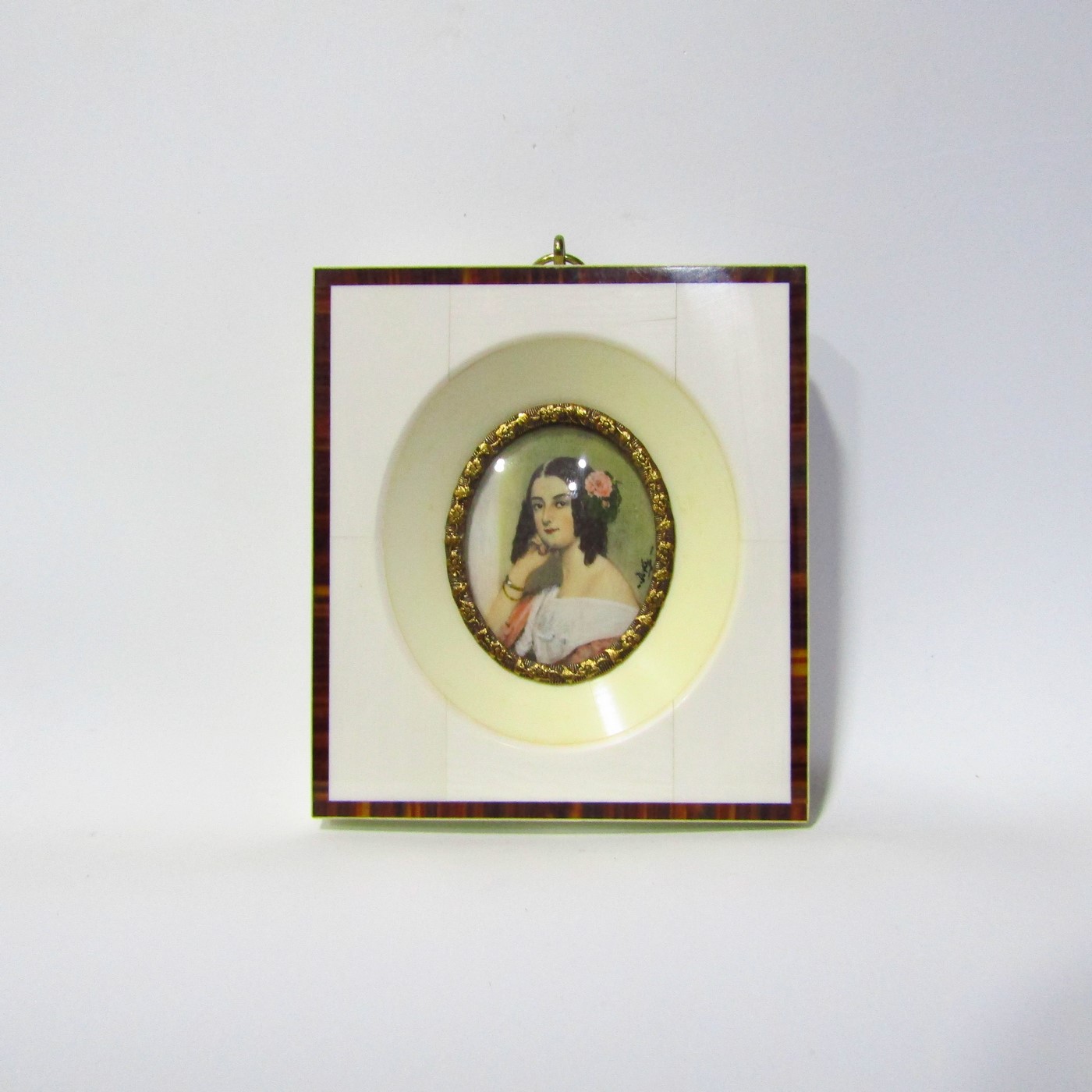 Miniatura pintada a mano sobre disco oval de hueso. Retrato de joven vienesa. Escuela Europea, siglo XIX. Miniatura pintada a mano sobre disco oval de hueso. Retrato de joven vienesa. Escuela Europea, siglo XIX.