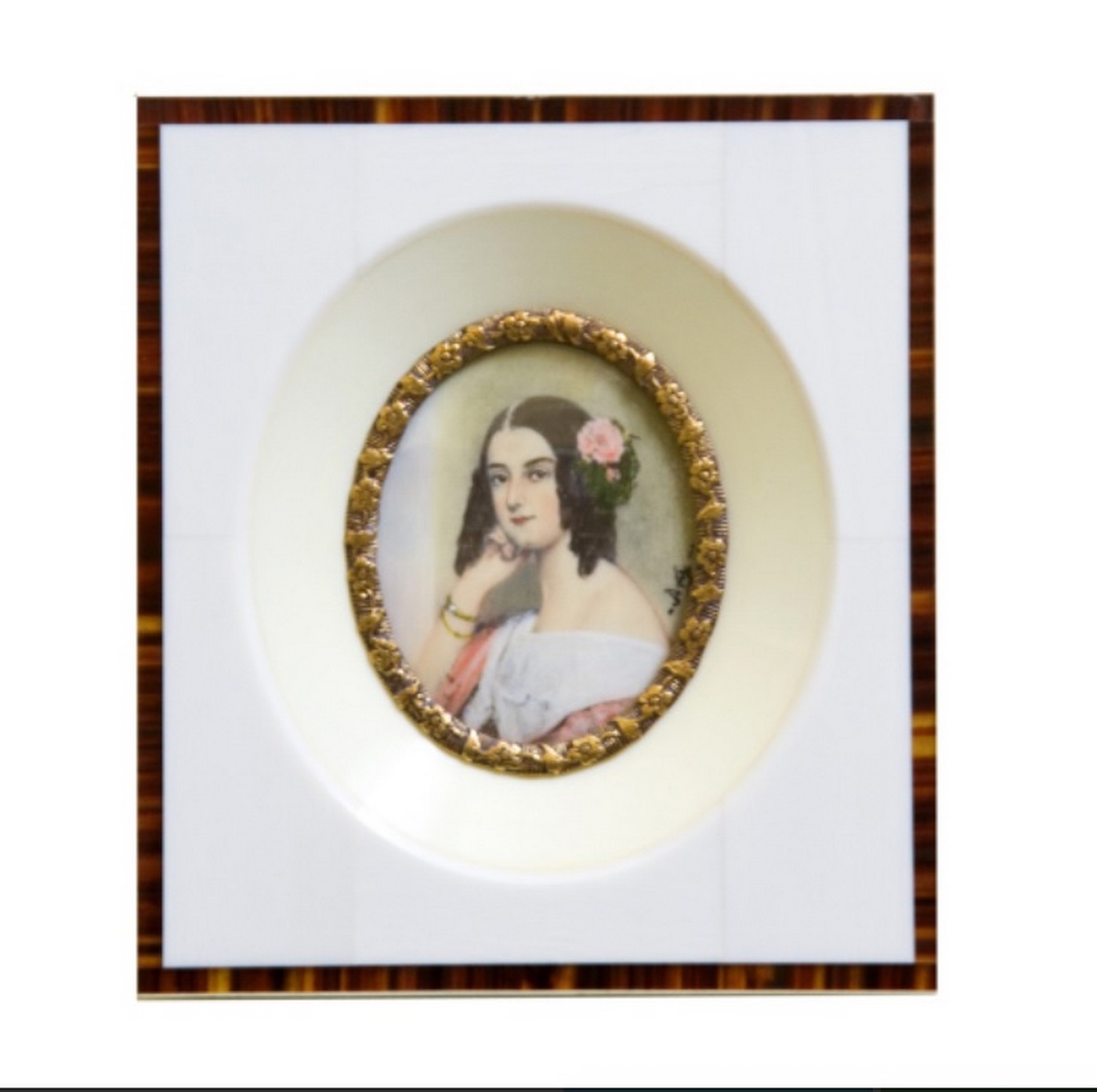 Miniatura pintada a mano sobre disco oval de hueso. Retrato de joven vienesa. Escuela Europea, siglo XIX. Miniatura pintada a mano sobre disco oval de hueso. Retrato de joven vienesa. Escuela Europea, siglo XIX.