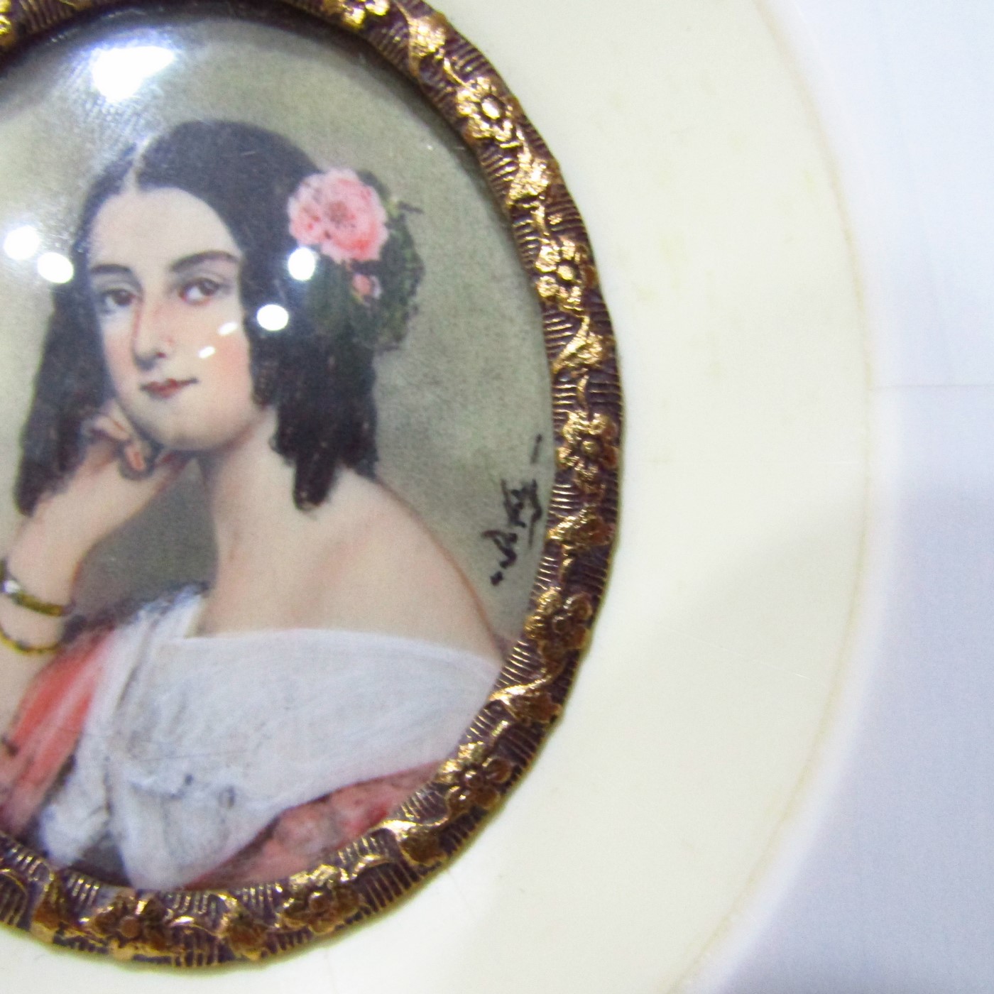 Miniatura pintada a mano sobre disco oval de hueso. Retrato de joven vienesa. Escuela Europea, siglo XIX. Miniatura pintada a mano sobre disco oval de hueso. Retrato de joven vienesa. Escuela Europea, siglo XIX.