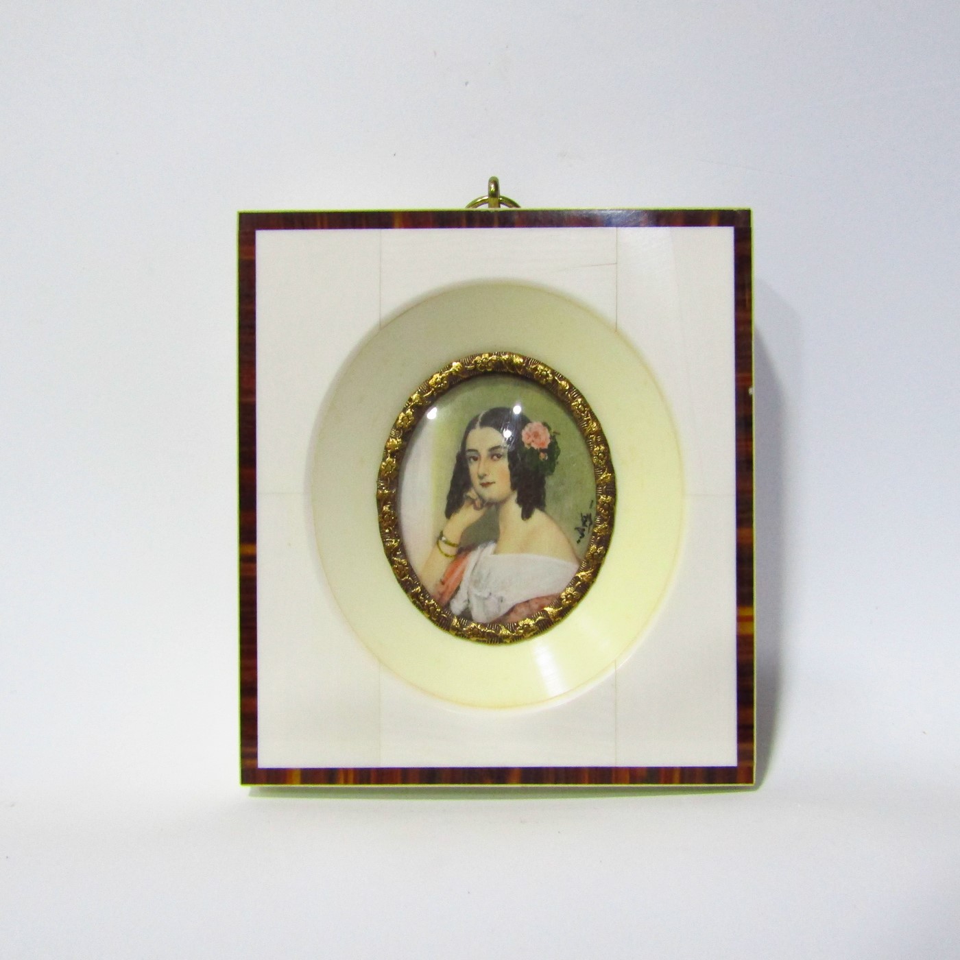 Miniatura pintada a mano sobre disco oval de hueso. Retrato de joven vienesa. Escuela Europea, siglo XIX. Miniatura pintada a mano sobre disco oval de hueso. Retrato de joven vienesa. Escuela Europea, siglo XIX.