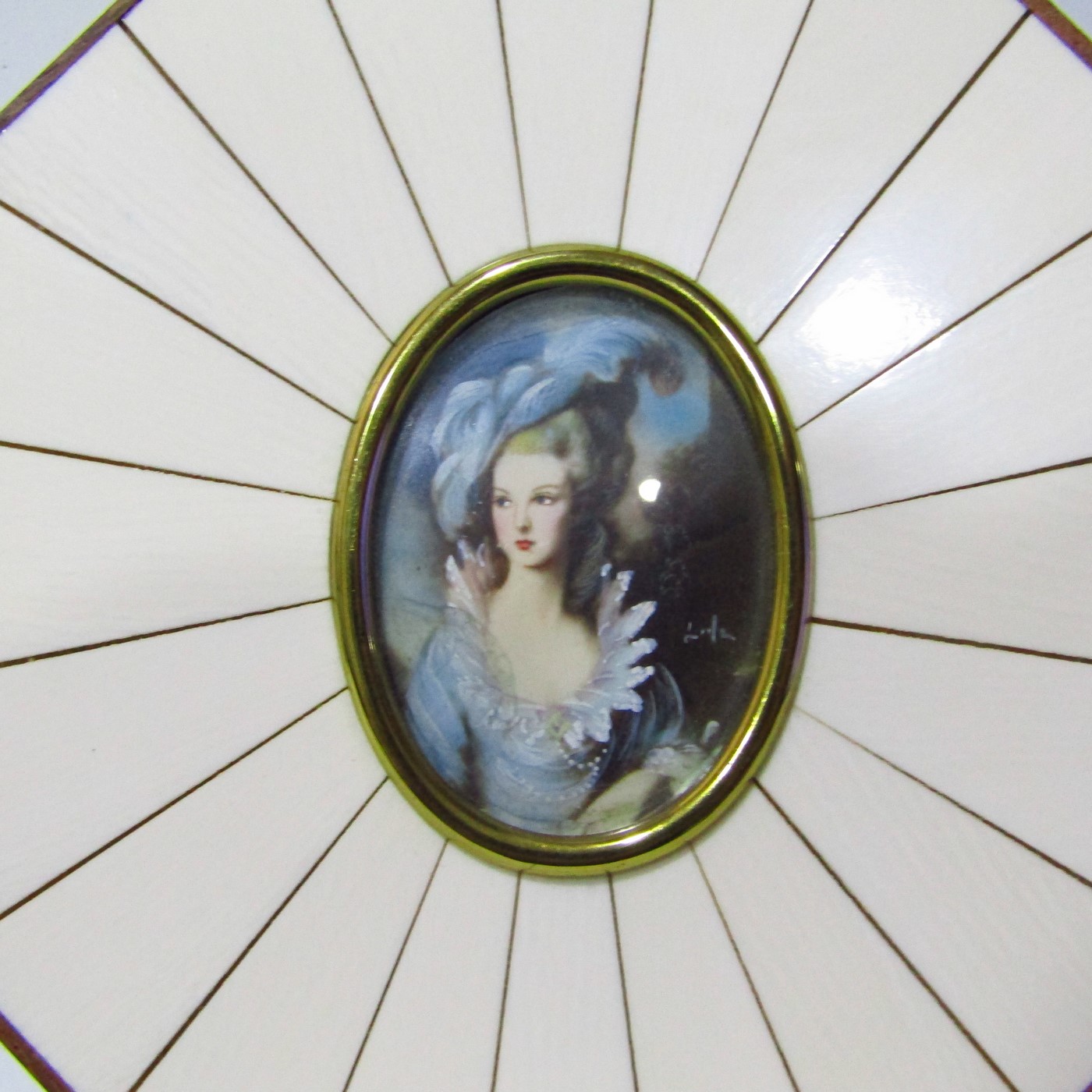 Miniatura pintada sobre disco oval y marco de hueso. Escuela Europea Siglo XIX. Retrato de la Señora Graham. Miniatura pintada sobre disco oval y marco de hueso. Escuela Europea Siglo XIX. Retrato de la Señora Graham.