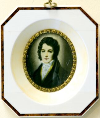 Miniatura pintada sobre disco oval y marco de hueso. Siglo XIX. Retrato de caballero.