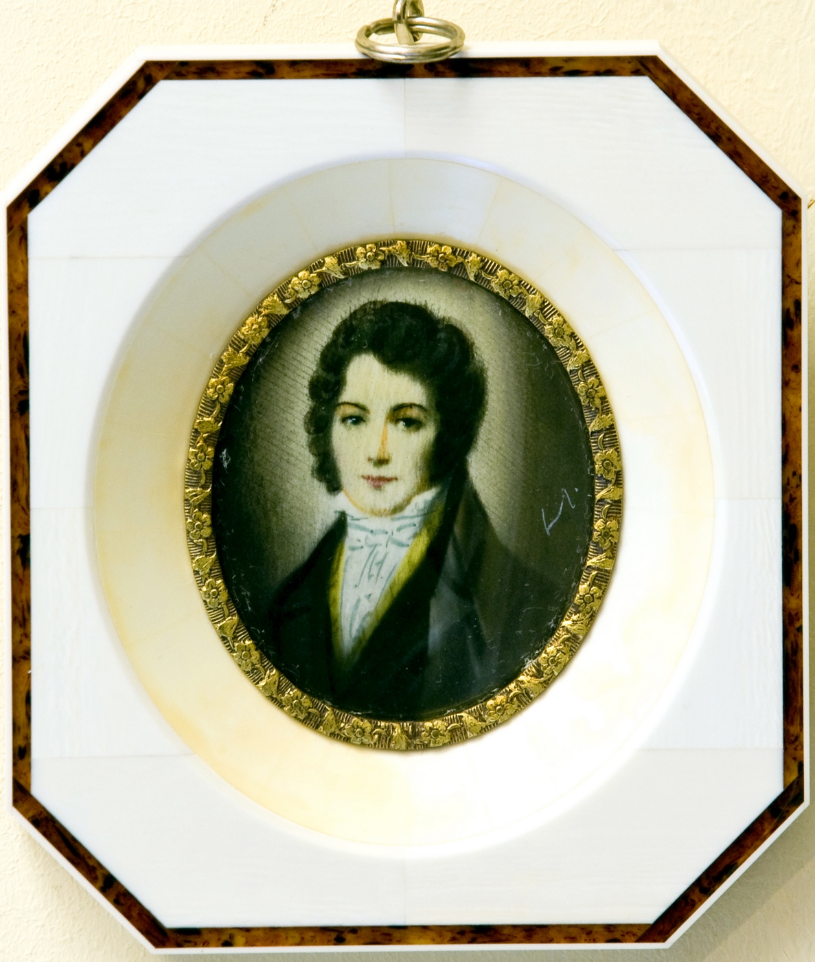 Miniatura pintada sobre disco oval y marco de hueso. Siglo XIX. Retrato de caballero. Miniatura pintada sobre disco oval y marco de hueso. Siglo XIX. Retrato de caballero.