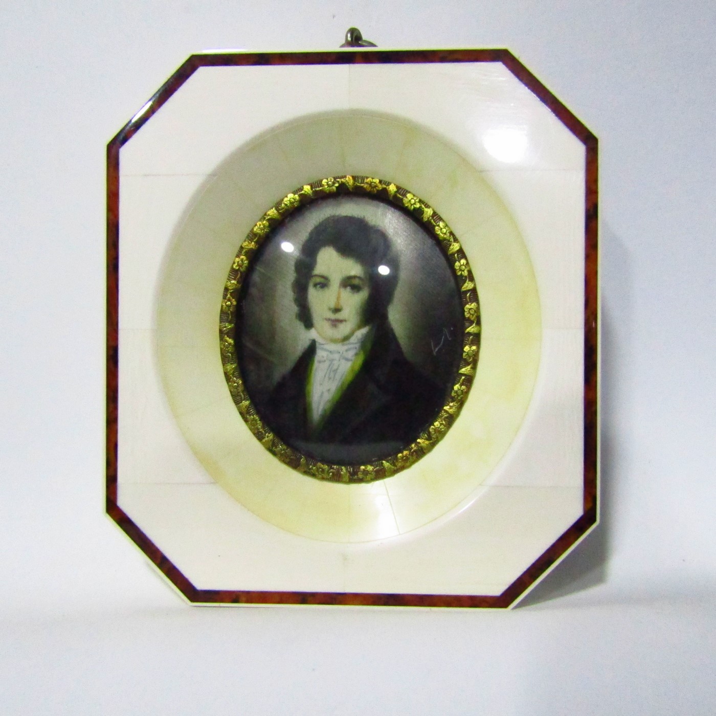 Miniatura pintada sobre disco oval y marco de hueso. Siglo XIX. Retrato de caballero. Miniatura pintada sobre disco oval y marco de hueso. Siglo XIX. Retrato de caballero.