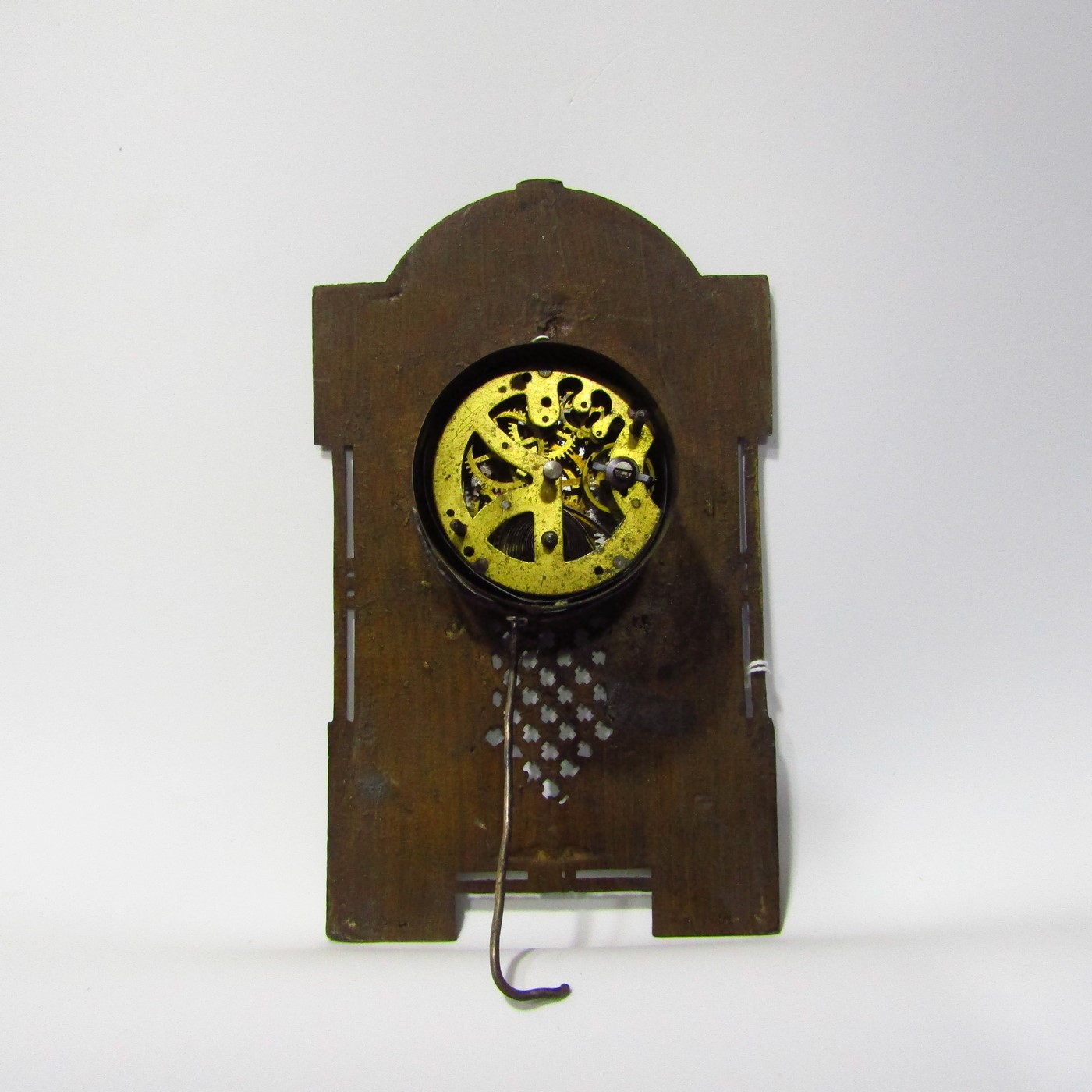 Reloj de sobremesa sobre retablo de bronce. Pps. Siglo XX. Reloj de sobremesa sobre retablo de bronce. Pps. Siglo XX.