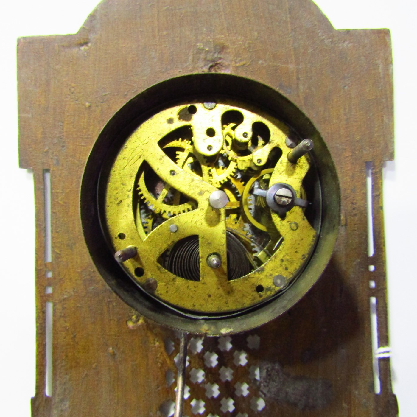 Reloj de sobremesa sobre retablo de bronce. Pps. Siglo XX. Reloj de sobremesa sobre retablo de bronce. Pps. Siglo XX.