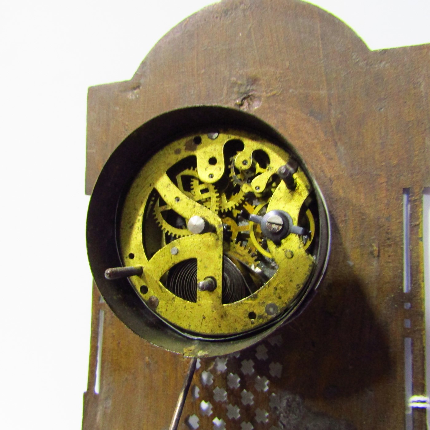 Reloj de sobremesa sobre retablo de bronce. Pps. Siglo XX. Reloj de sobremesa sobre retablo de bronce. Pps. Siglo XX.