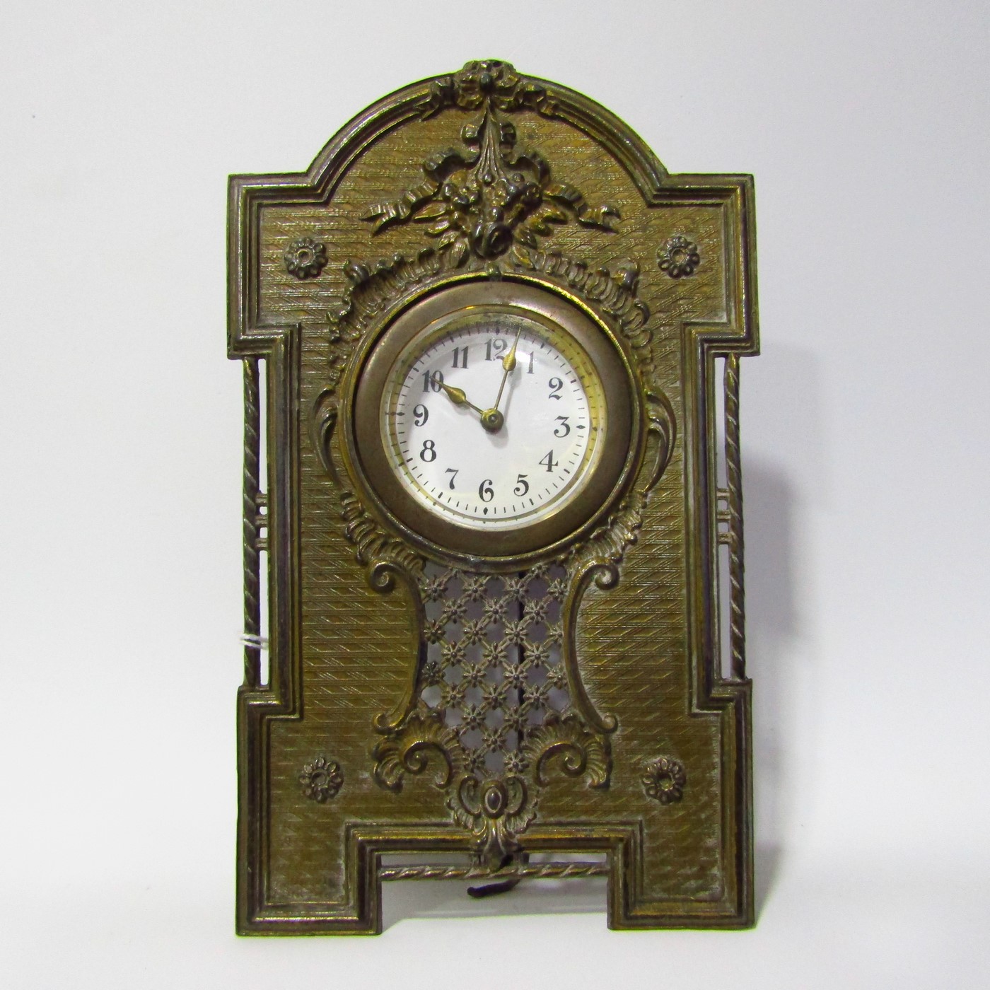 Reloj de sobremesa sobre retablo de bronce. Pps. Siglo XX. Reloj de sobremesa sobre retablo de bronce. Pps. Siglo XX.