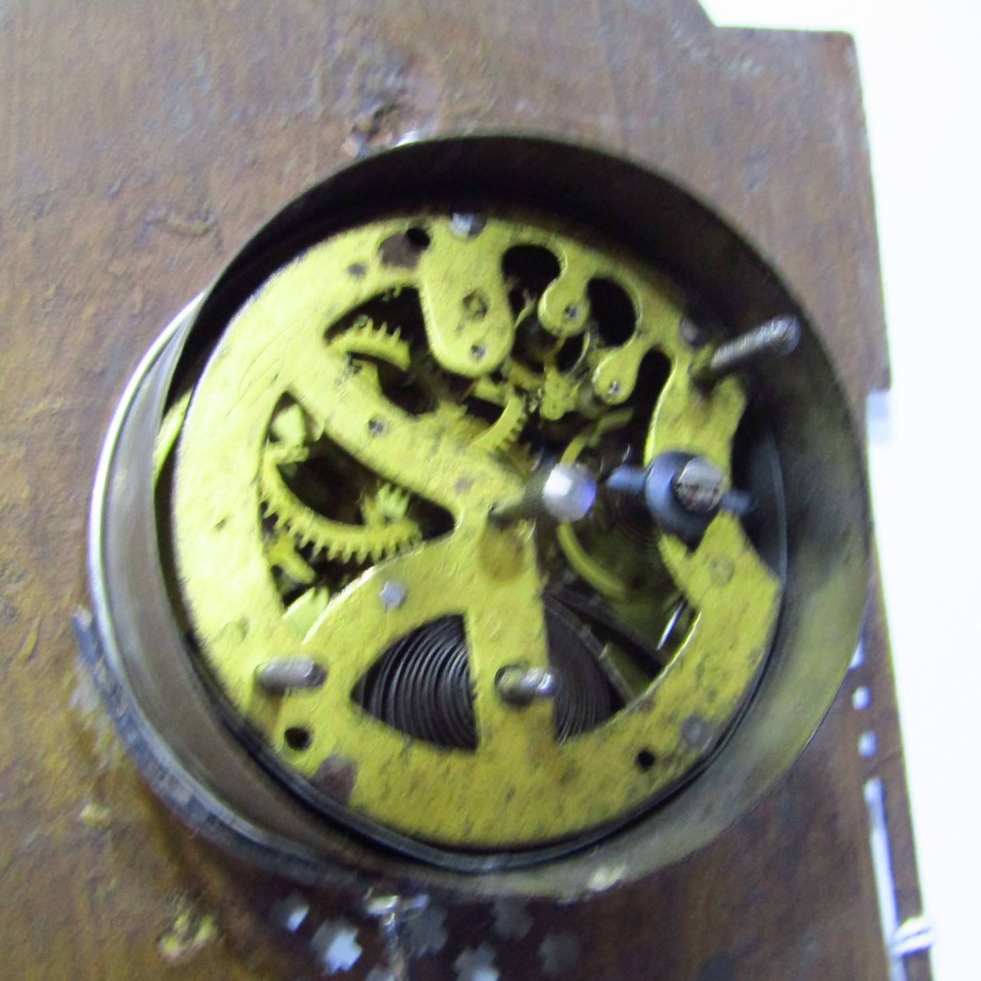 Reloj de sobremesa sobre retablo de bronce. Pps. Siglo XX. Reloj de sobremesa sobre retablo de bronce. Pps. Siglo XX.